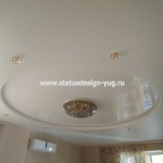 Двухуровневый натяжной потолок, сочетание глянцевой и матовой пленок