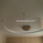 Двухуровневый натяжной потолок, сочетание глянцевой и матовой пленок