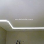 Двухуровневый натяжной потолок с щелевой подсветкой на кухне. Сочетание белого мата и белого глянца