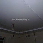 Двухуровневый натяжной потолок в спальне. Сочетание белого мата и белого глянца