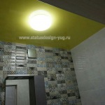Глянцевый натяжной потолок в ванной комнате