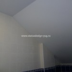 Матовый натяжной потолок в мансардной ванной