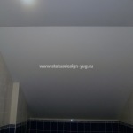 Матовый натяжной потолок в мансардной ванной