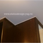 Белый матовый натяжной потолок, обход встроенного шкафа